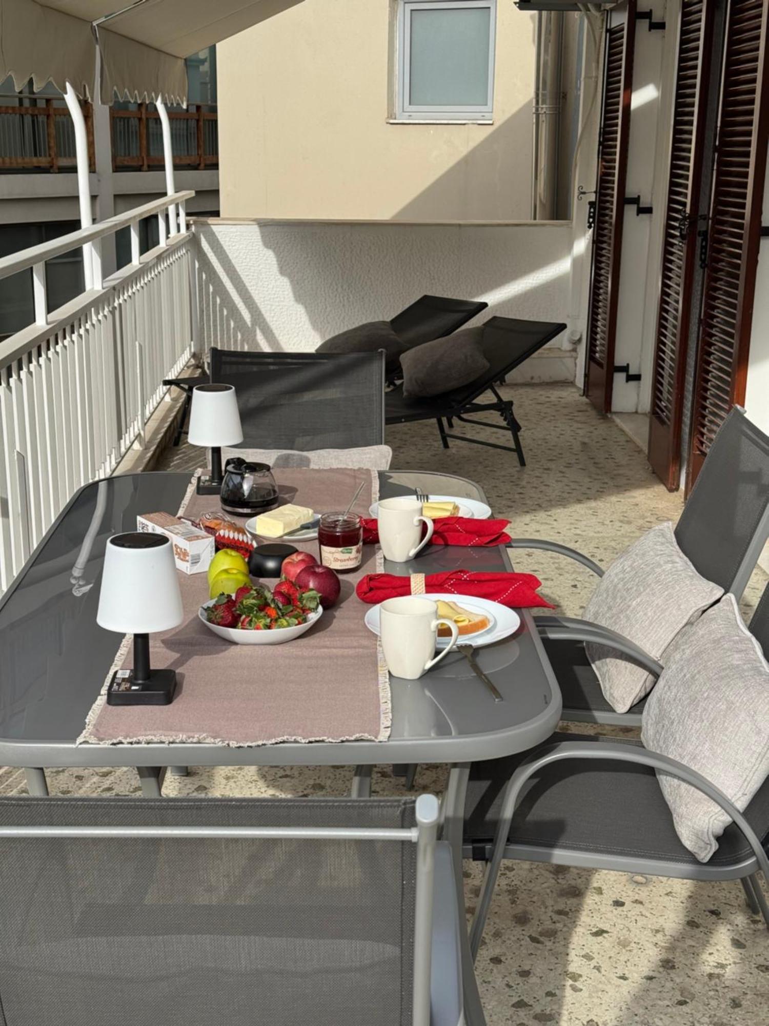 Ferienwohnung Living Near Acropolis By Sylvia Staikou 2Nd & 3D Floor Athen Exterior foto