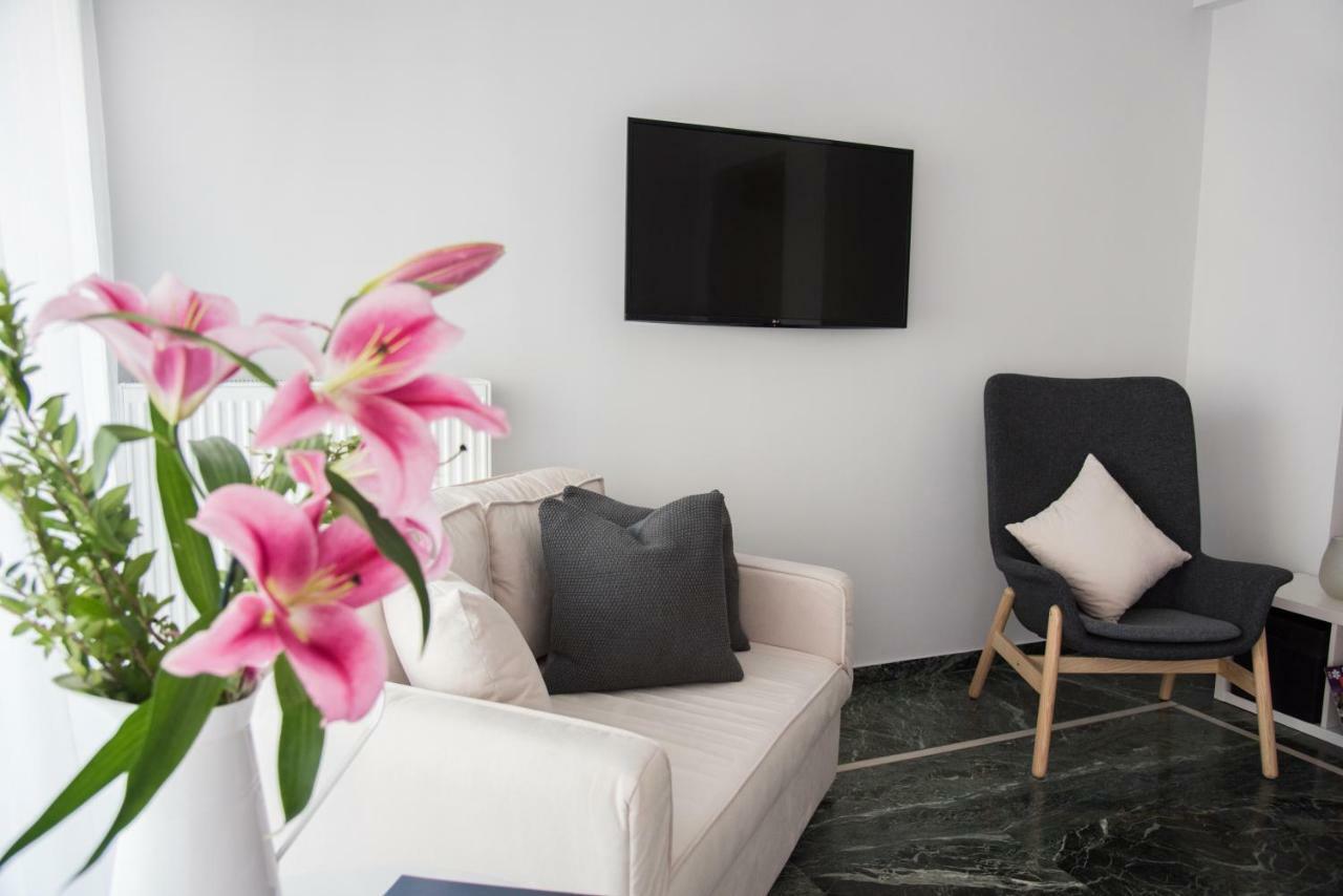 Ferienwohnung Living Near Acropolis By Sylvia Staikou 2Nd & 3D Floor Athen Exterior foto